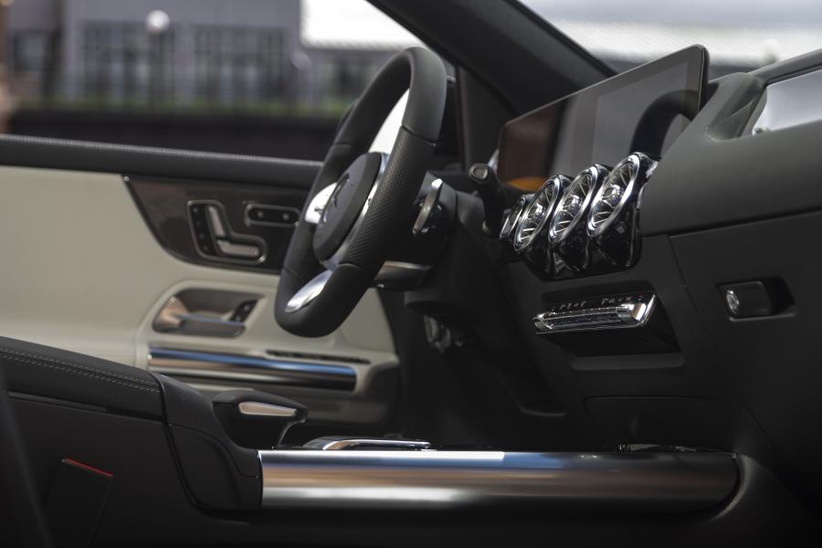 Интерьер Mercedes-Benz GLA250 AMG Line (H247) 2020 года  (NA) (фото 74 из 96)